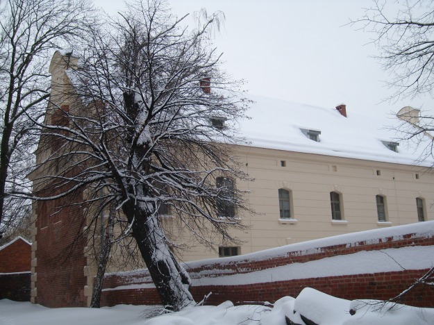 Archeologia jakubowa: klasztor jakubowy w zimowej scenerii...